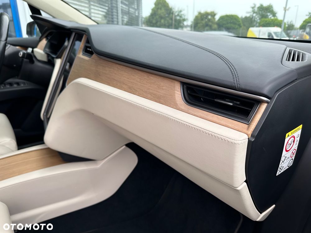 Tesla Model X - 18