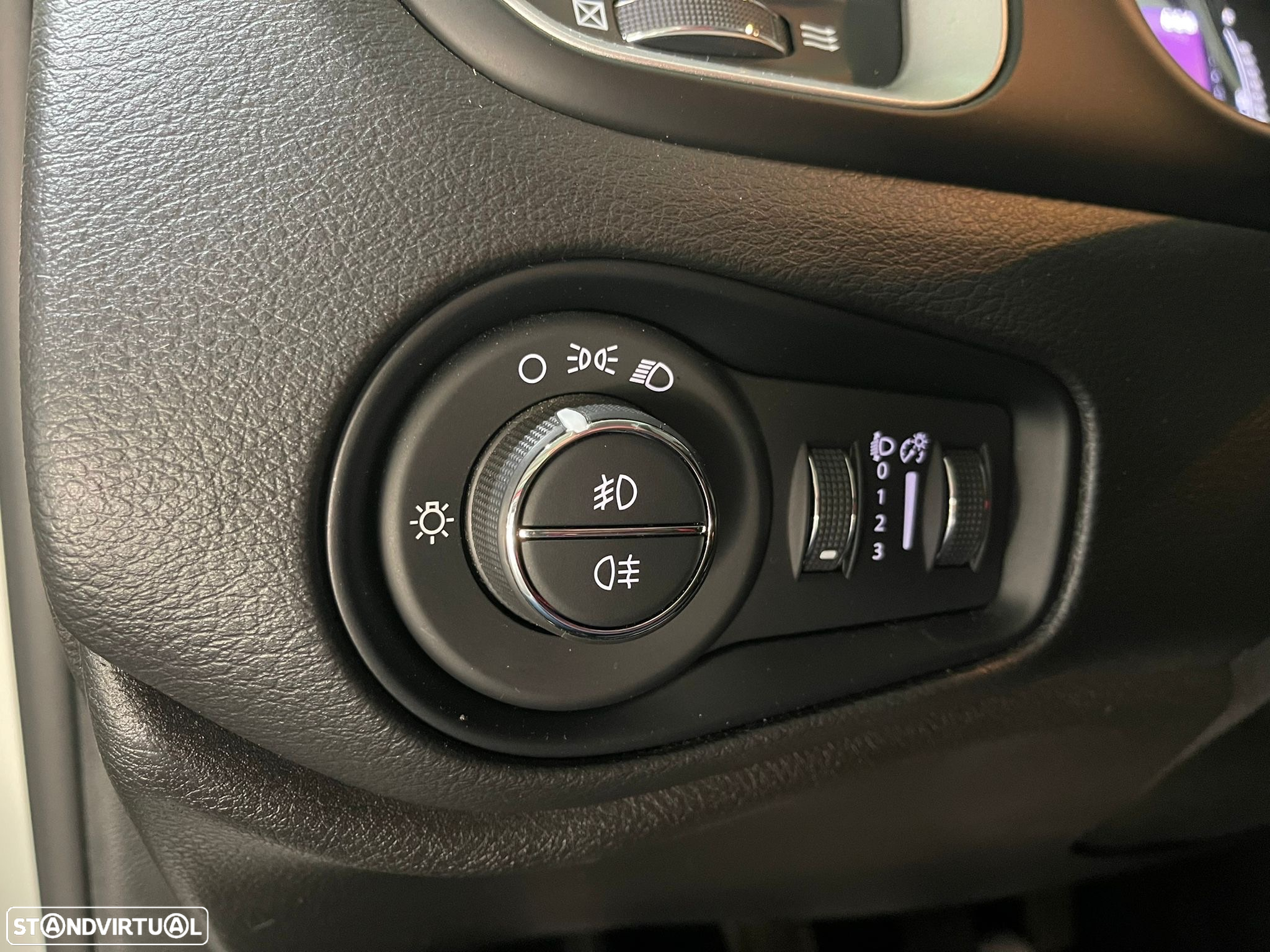 Jeep Renegade 1.0 T Limited - 26