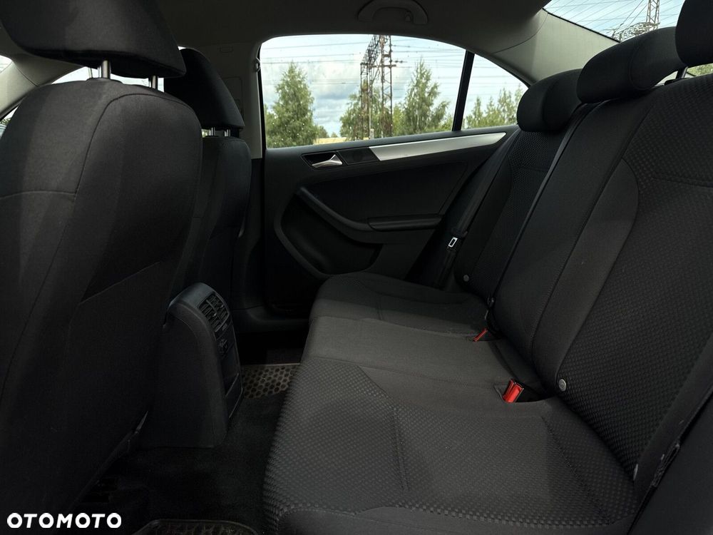 Volkswagen Jetta 1.6 TDI Trendline - 24