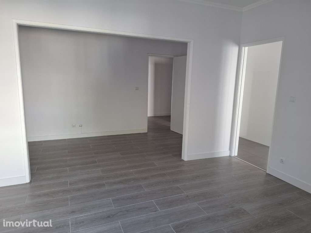 Apartamento de 3 assoalhadas remodelado junto à 'Igreja da Ramada' - Grande imagem: 2/6