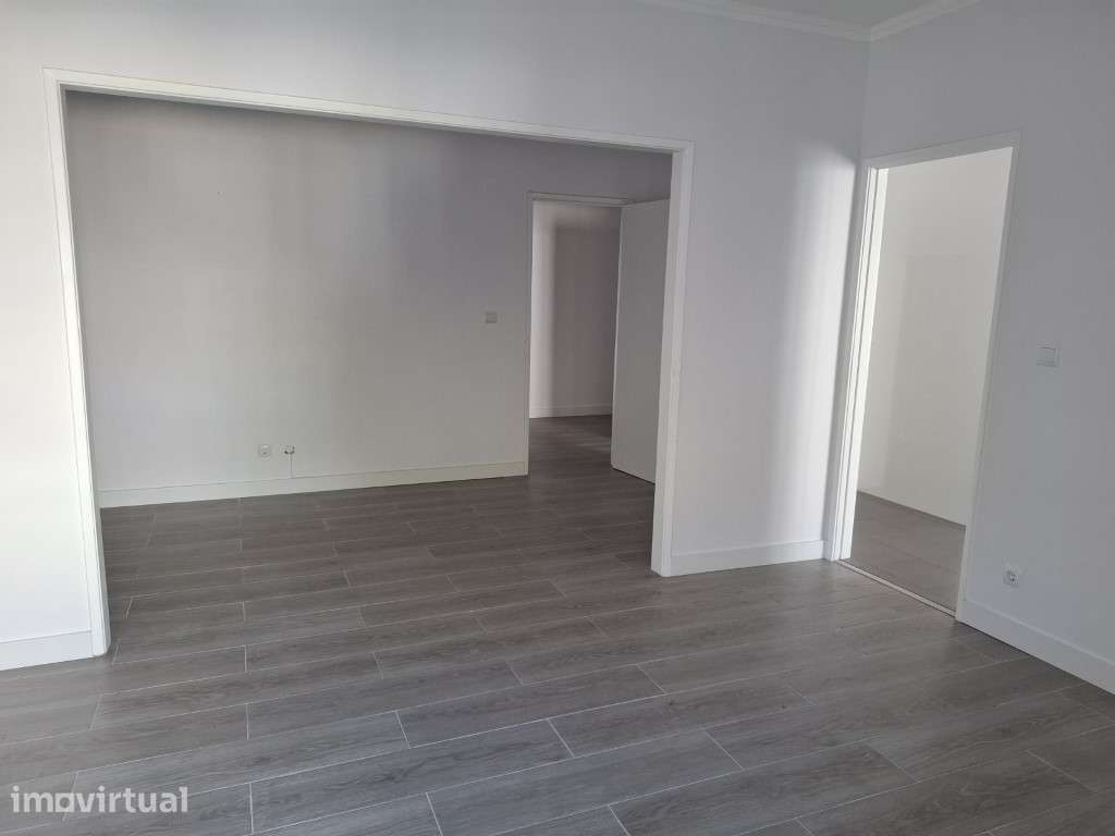 Apartamento de 3 assoalhadas remodelado junto à 'Igreja da Ramada' - Grande imagem: 2/6