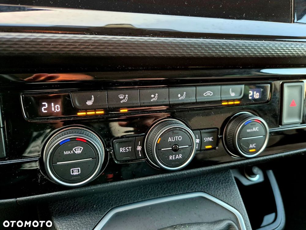 Volkswagen Multivan - 32