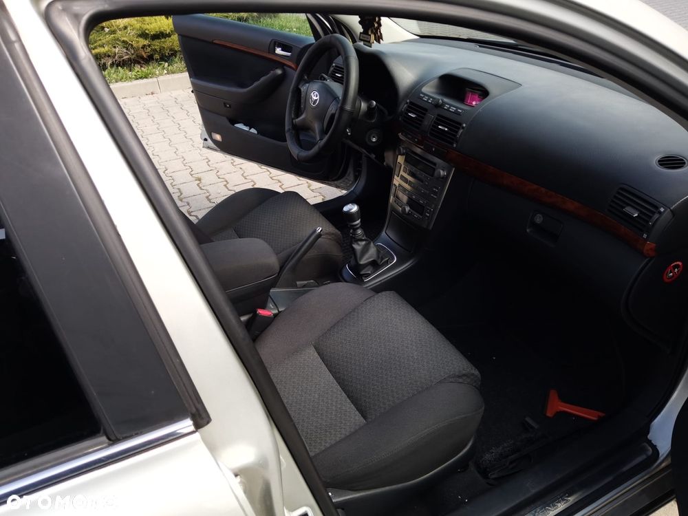 Toyota Avensis - 13