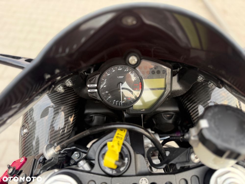 Yamaha R1 - 32