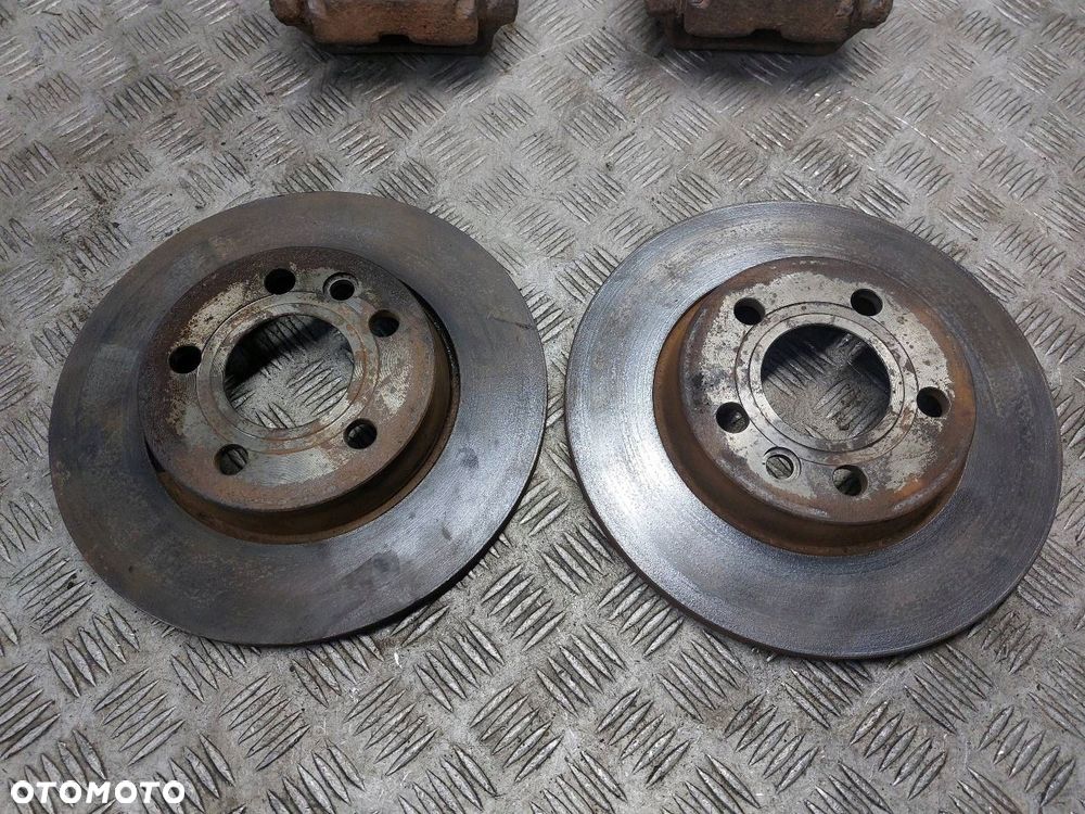 TARCZE HAMULCOWE TYŁ + ZACISKI VOLKSWAGEN TRANSPORTER T4 2.4 D - 2