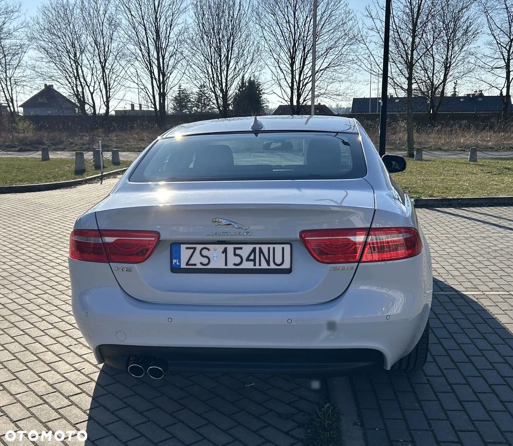 Jaguar XE 2.0 D Portfolio - 11