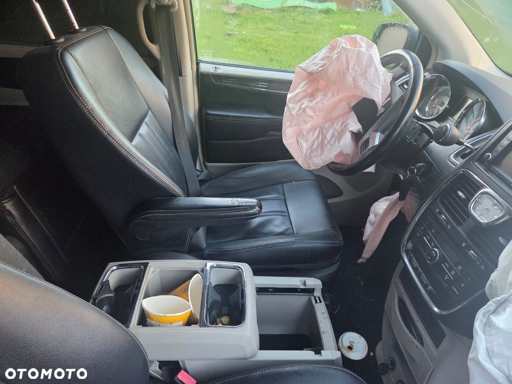 Chrysler Town & Country - 8