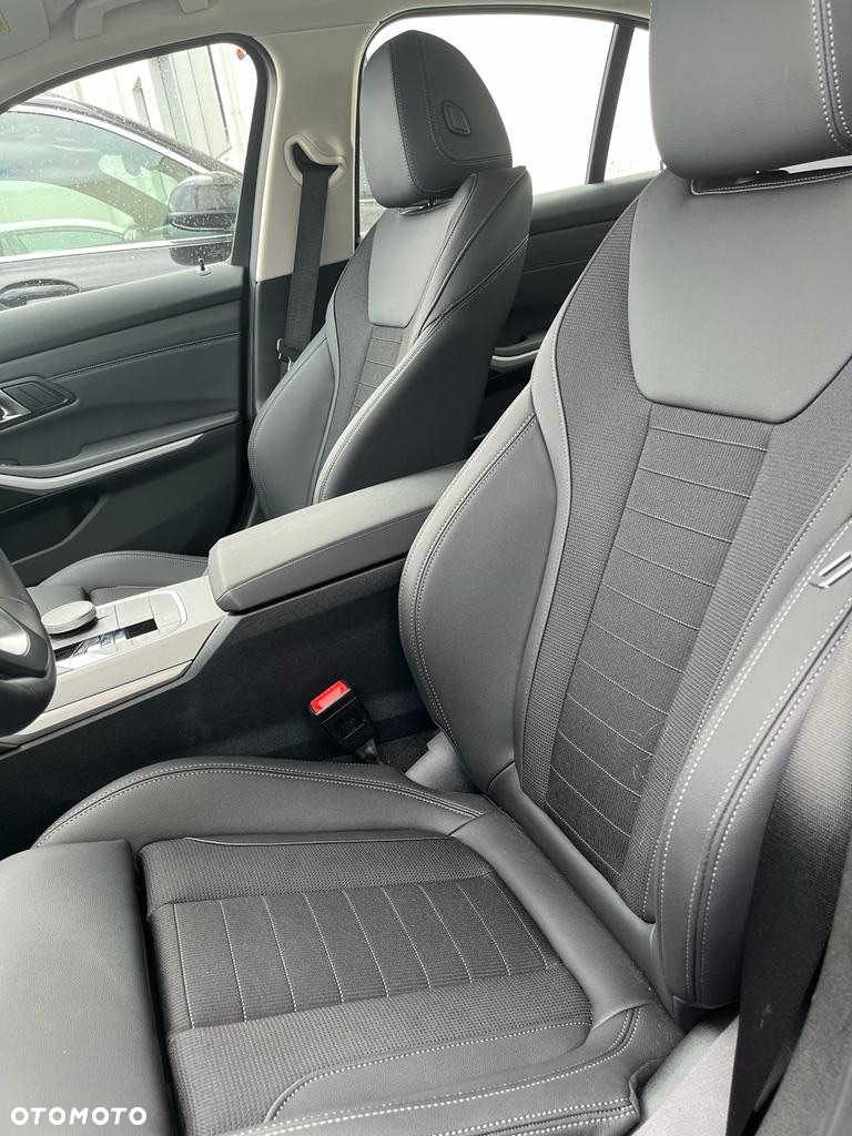 BMW Seria 3 330i xDrive - 10