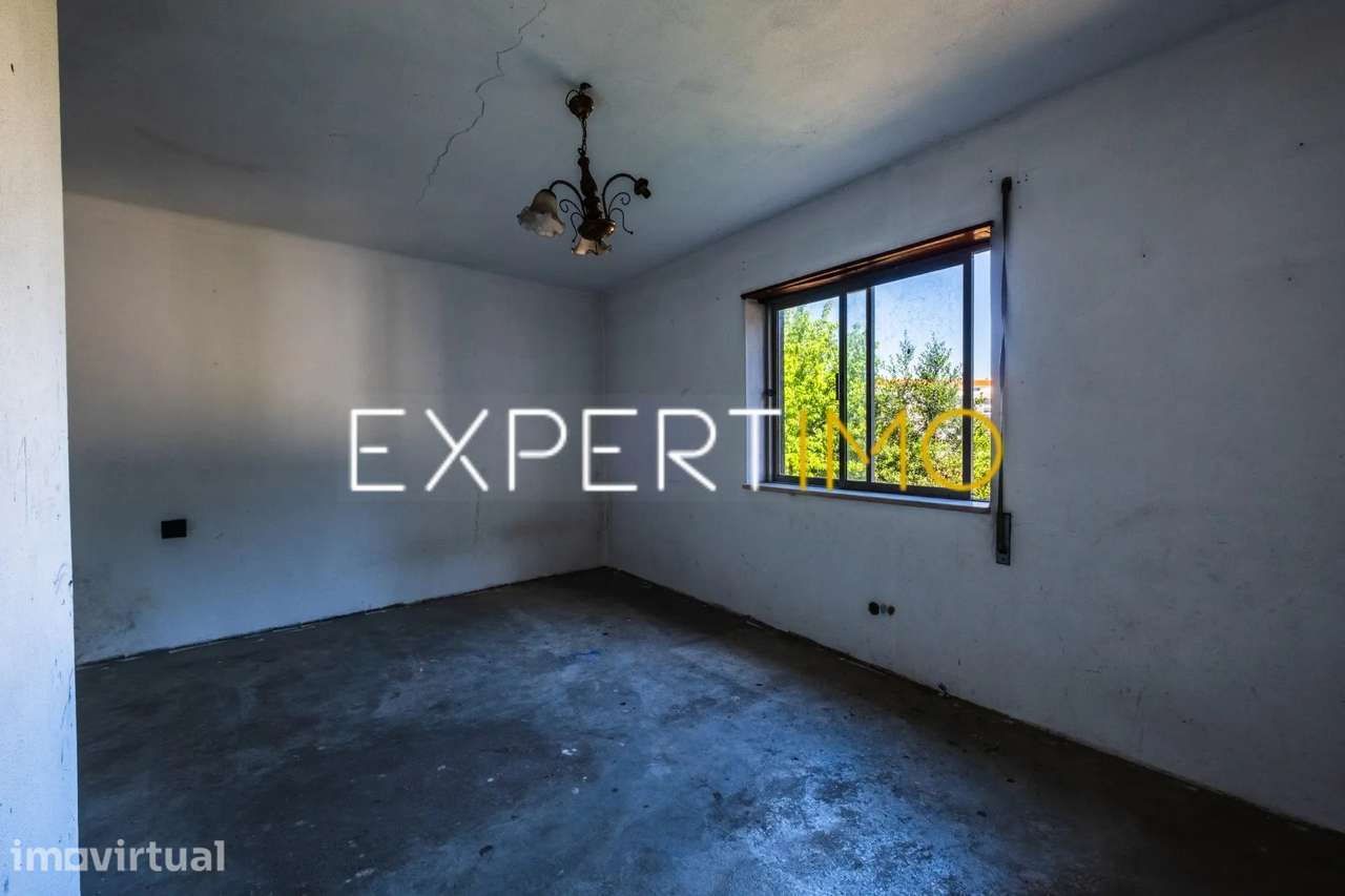 Moradia para Remodelar com Terreno e Anexos no Centro da Lousã - Grande imagem: 4/26