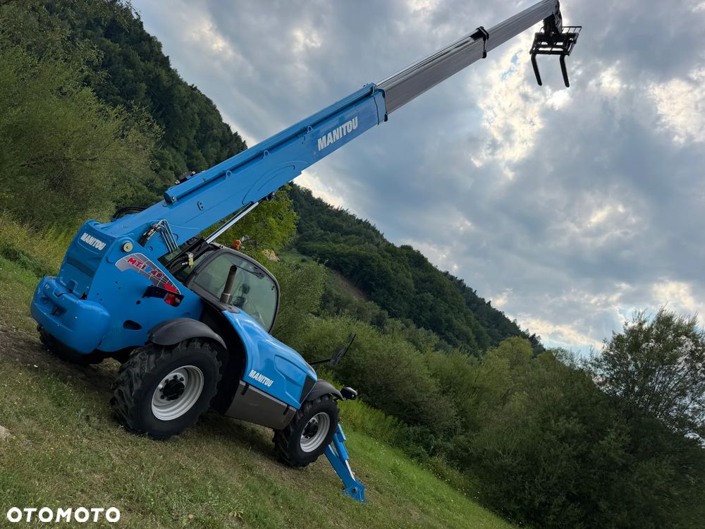 Manitou MT1440. Ładowarka Teleskopowa 14 metrów wysuw! UDŹWIG 4 TONY! Przebieg 2900 mtg. Maszyna jak Nowa z SALONU. 2017 rok. z Norwegii z Gospodarstwa rolnego! Silnik PERKINS Turbo 110 km. Aktualne Serwisy w Dekra. Nowy Model sterowane wszystko z 1 dżojstika. Ani deka luzów czy wycieku. OKAZJA! Jazda REWERS + 4 biegi. Skręt 3 tryby. Wyjście Hydrauliczne na maszcie, Poziomowanie ośi stabilizatory! Wyjścia Hydrauliczne na maszt! Okazja Ani deka luzów i wycieków. Wersja Norweska. Wielka Okazja - 16