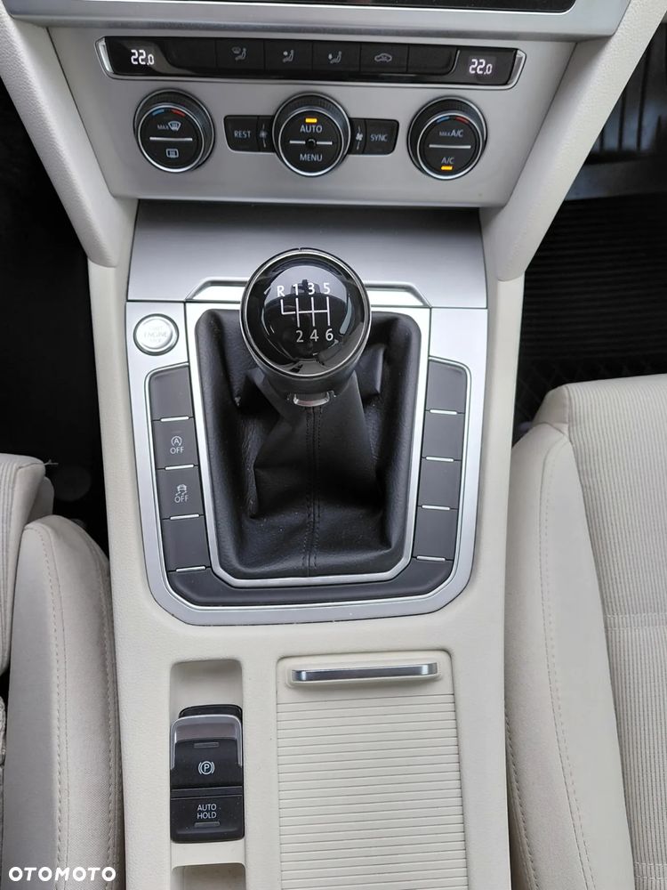 Volkswagen Passat 1.8 TSI BMT Comfortline - 16