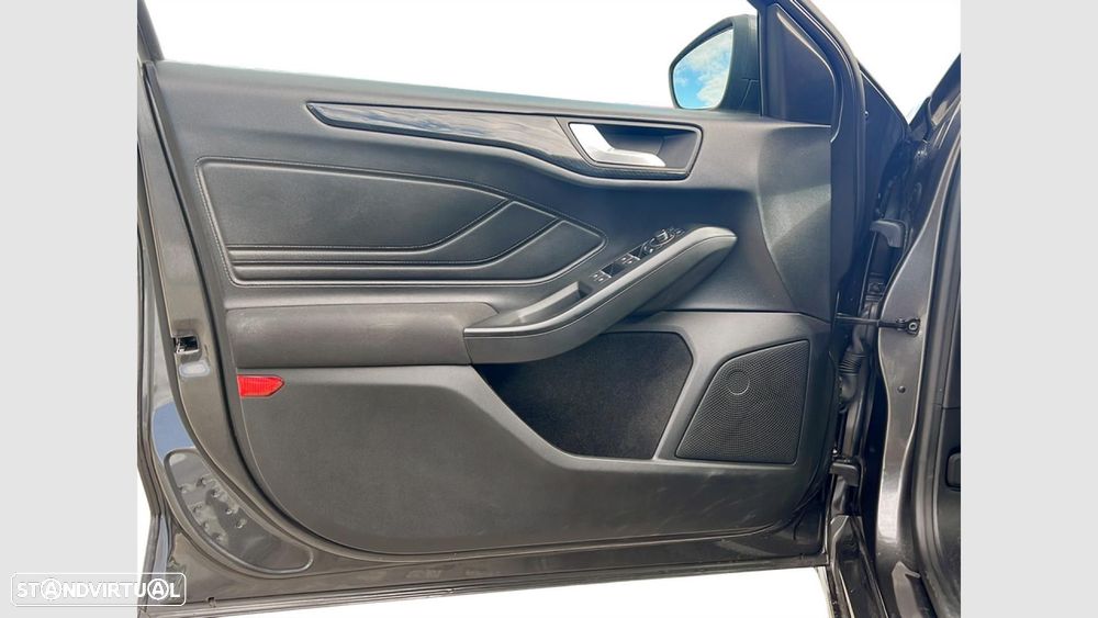 Ford Focus 1.0 EcoBoost MHEV ST-Line — fotografia 11