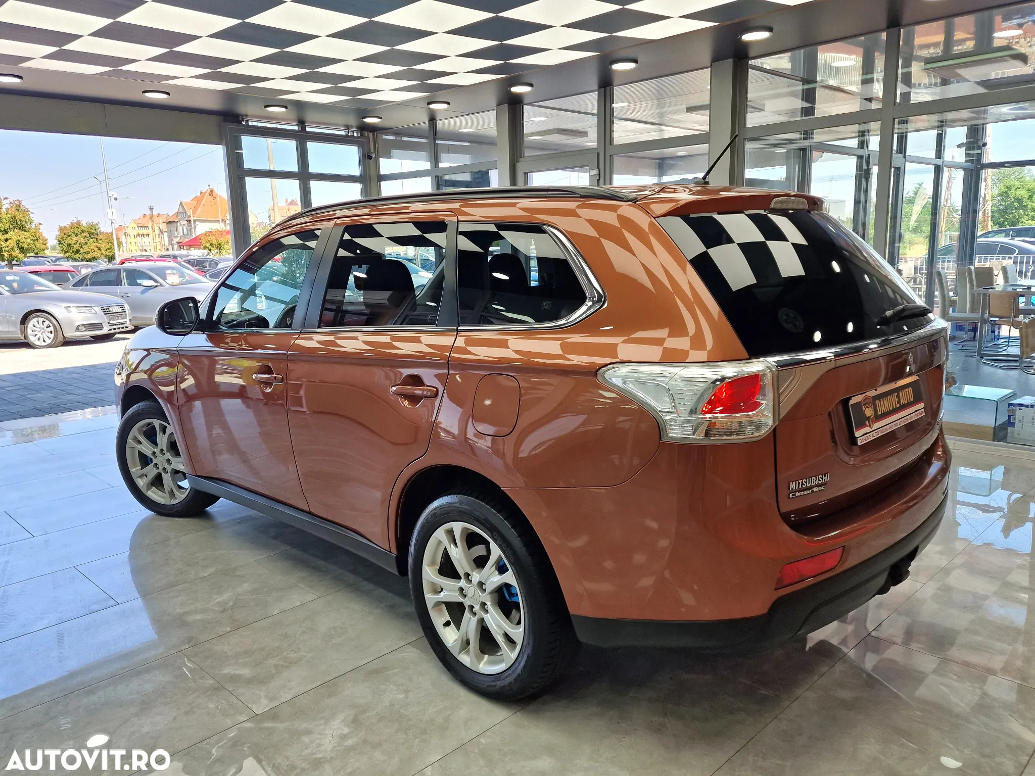Mitsubishi Outlander - 10