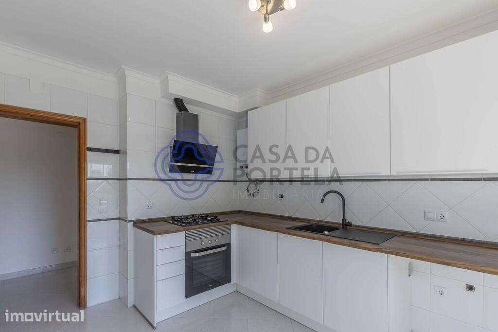 Apartamento T-1 renovado, com muita luz natural, numa zona muito tran - Grande imagem: 2/24