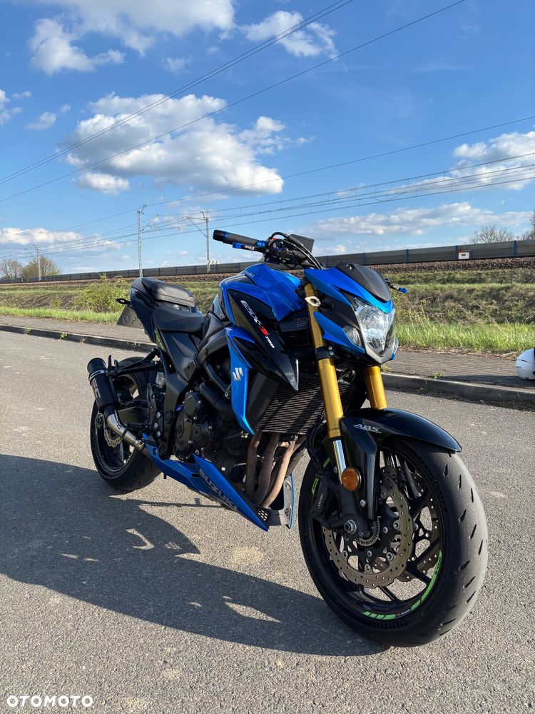 Suzuki GSX - 2