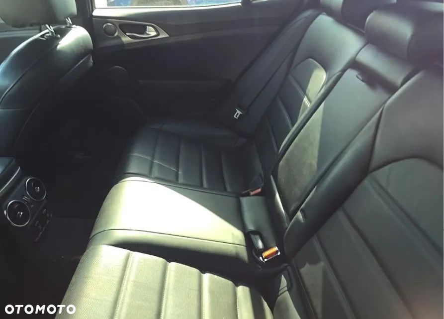 Kia Stinger 3.3 T-GDI AWD GT - 12
