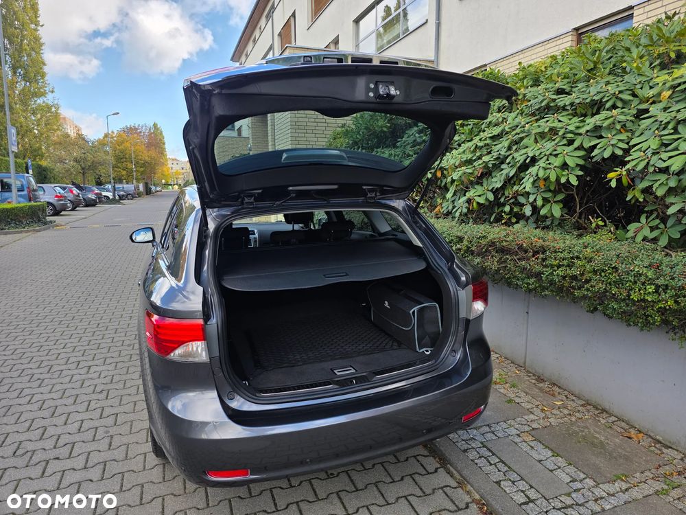 Toyota Avensis Combi 1.8 Executive - 11