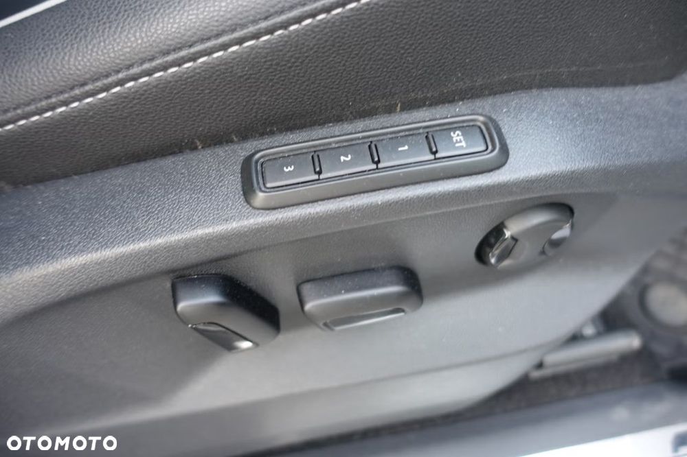 Volkswagen Tiguan 2.0 TDI SCR 4MotION DSG R-Line - 24