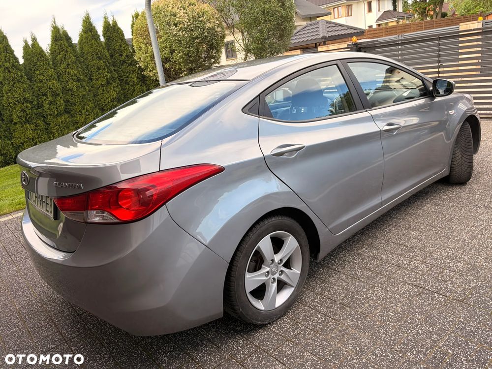 Hyundai Elantra 1.6 Style - 12