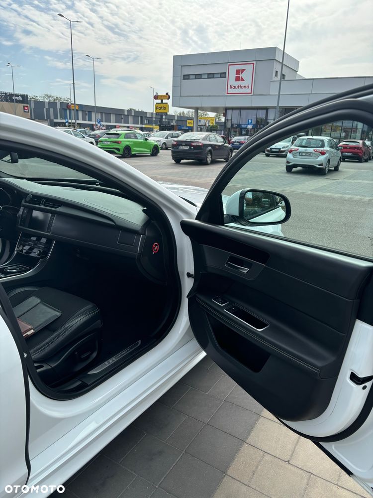 Jaguar XF 2.0 i4D R-Sport - 14