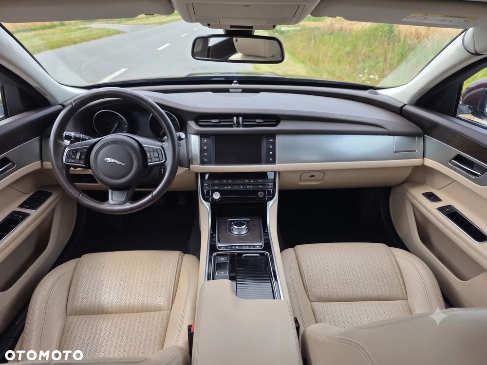 Jaguar XF 2.0 T Prestige - 9
