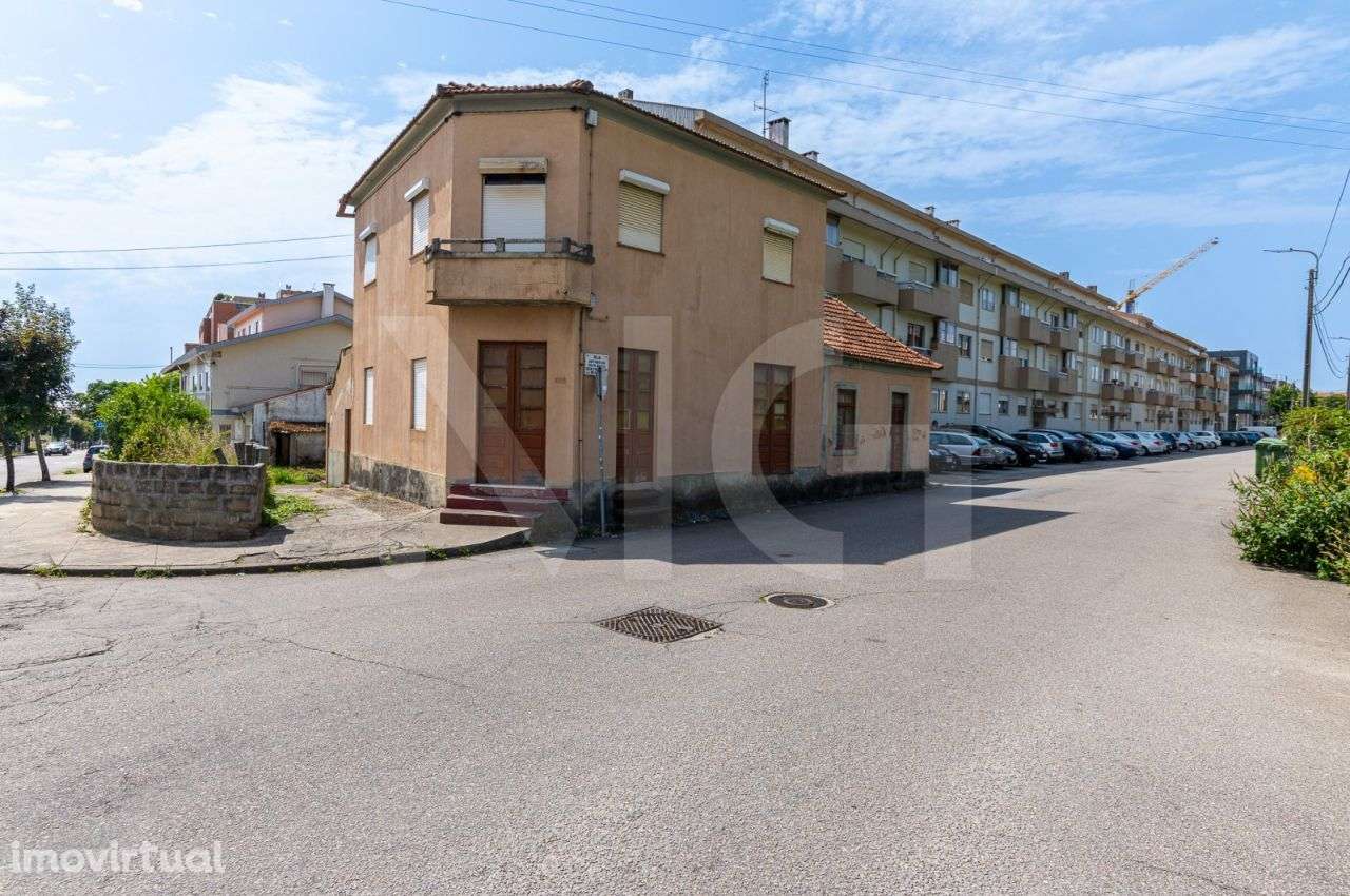 Moradia individual (293m²)com terreno (441m²) para recuperar - Espinho - Grande imagem: 4/22