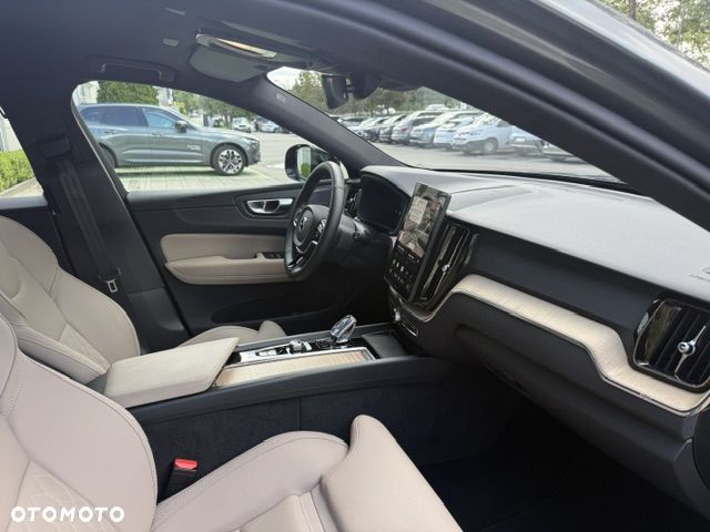 Volvo XC 60 B5 B AWD Plus Dark - 28