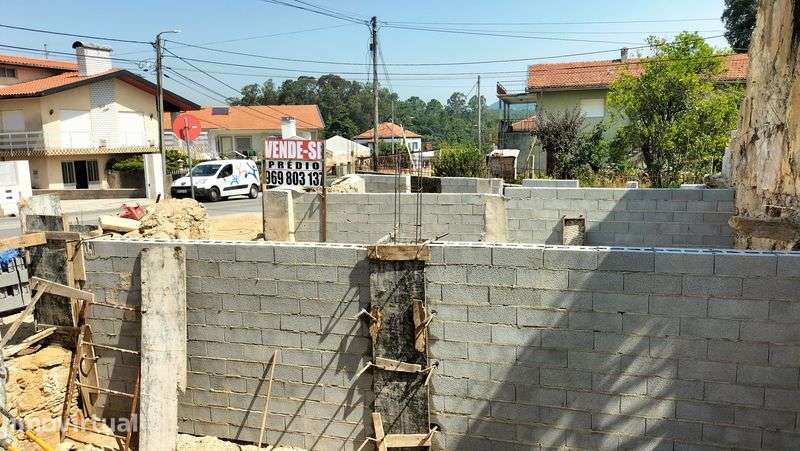 Prédio com 7 ou 8 habitações para recuperar em Pindelo - Grande imagem: 5/12