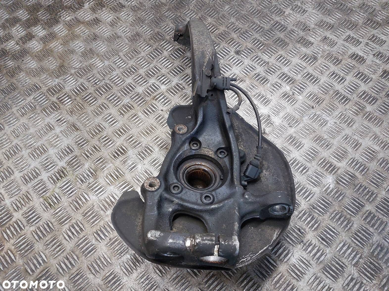 PIASTA ZWROTNICA LEWY PRZÓD AUDI A4 B8 1.8 TFSI - 2