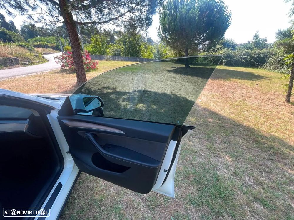 Tesla Model Y Long Range Dual Motor AWD — fotografia 13