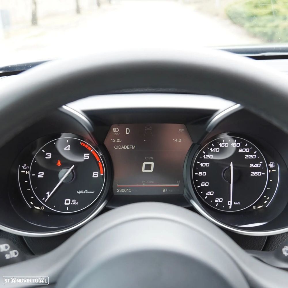 Alfa Romeo Giulia 2.2 D AT8 - 16