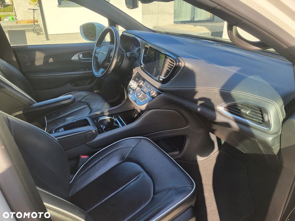 Chrysler Pacifica - 12