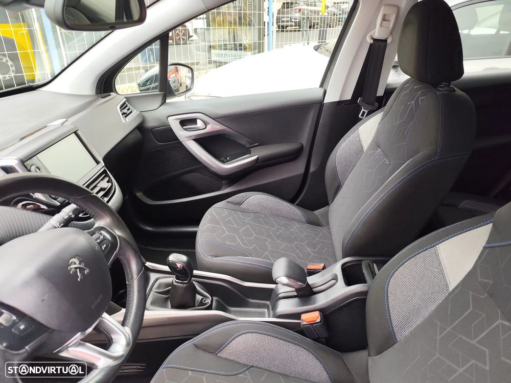 Peugeot 2008 1.2 PureTech Style - 16