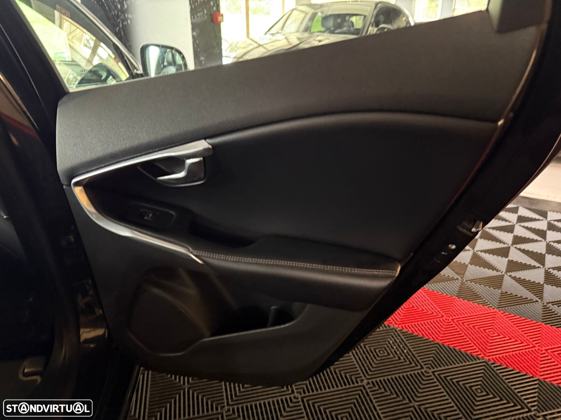 Volvo V40 1.6 D2 R-Design - 23