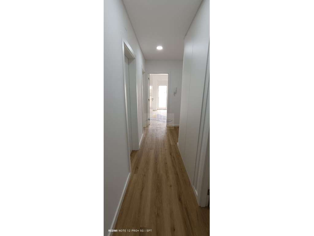 Apartamento T2 Totalmente Remodelado | Excelente Localização em Alv... - Grande imagem: 2/11