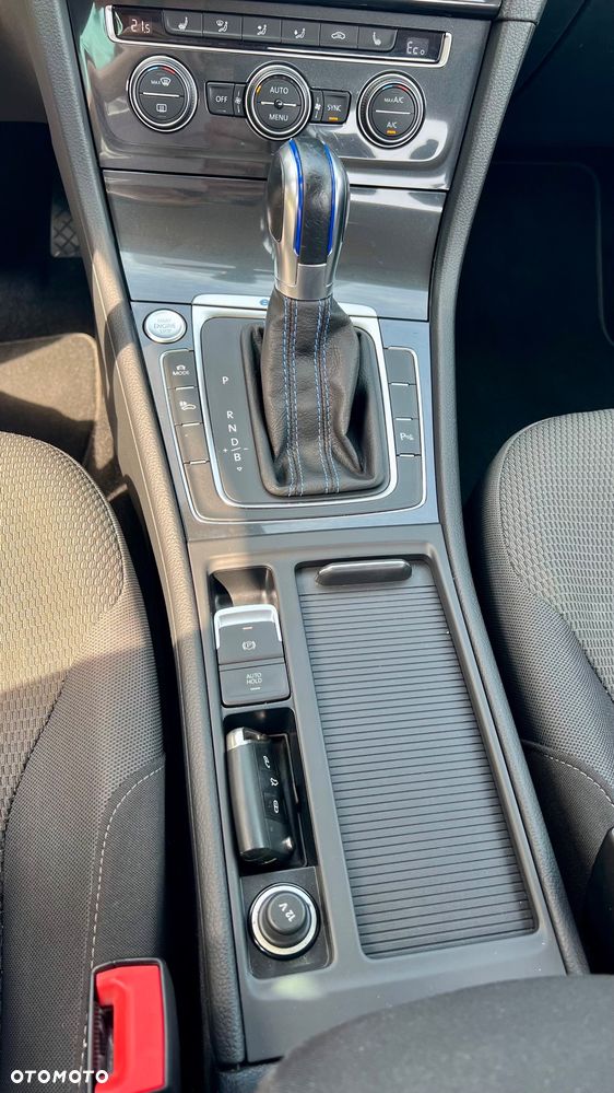 Volkswagen Golf - 22