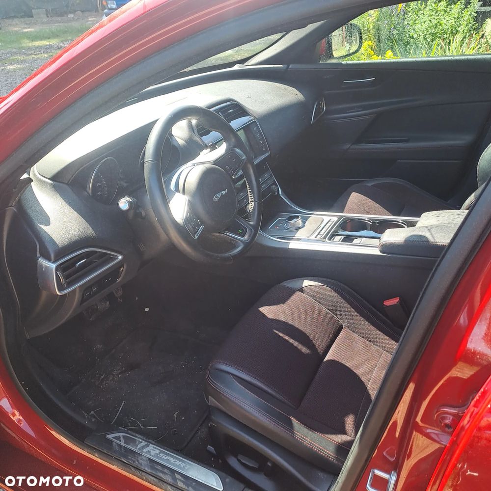 Jaguar XE 2.0 D R-Sport - 6