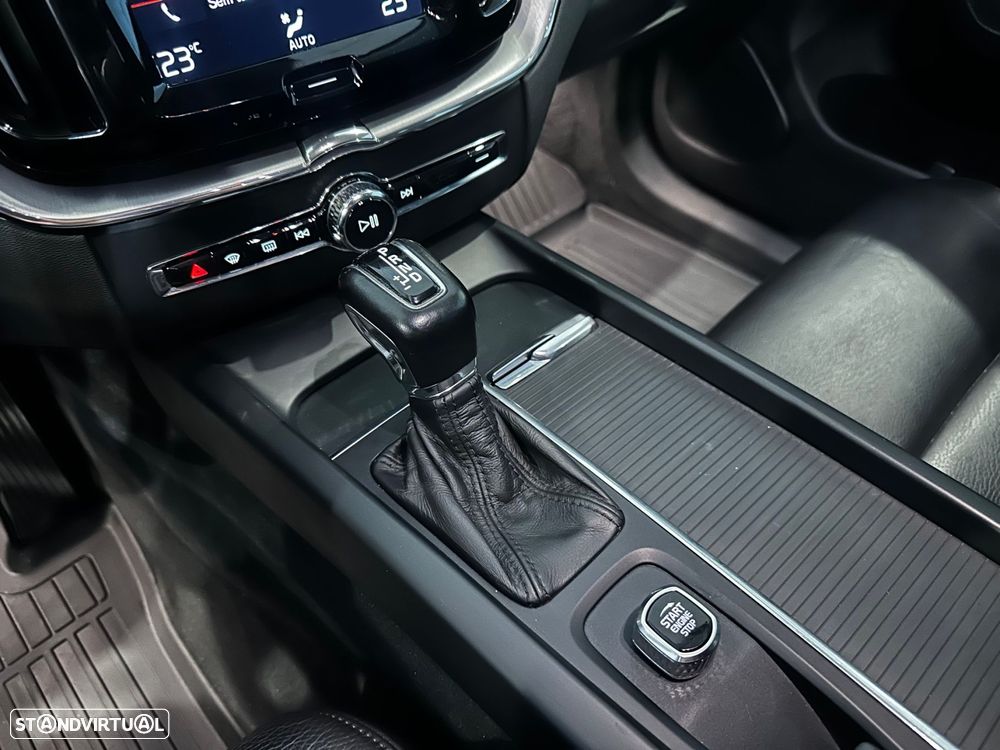 Volvo XC 60 2.0 D4 Momentum AWD Geartronic - 23