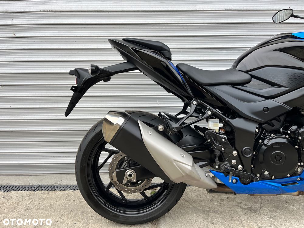 Suzuki GSX - 21