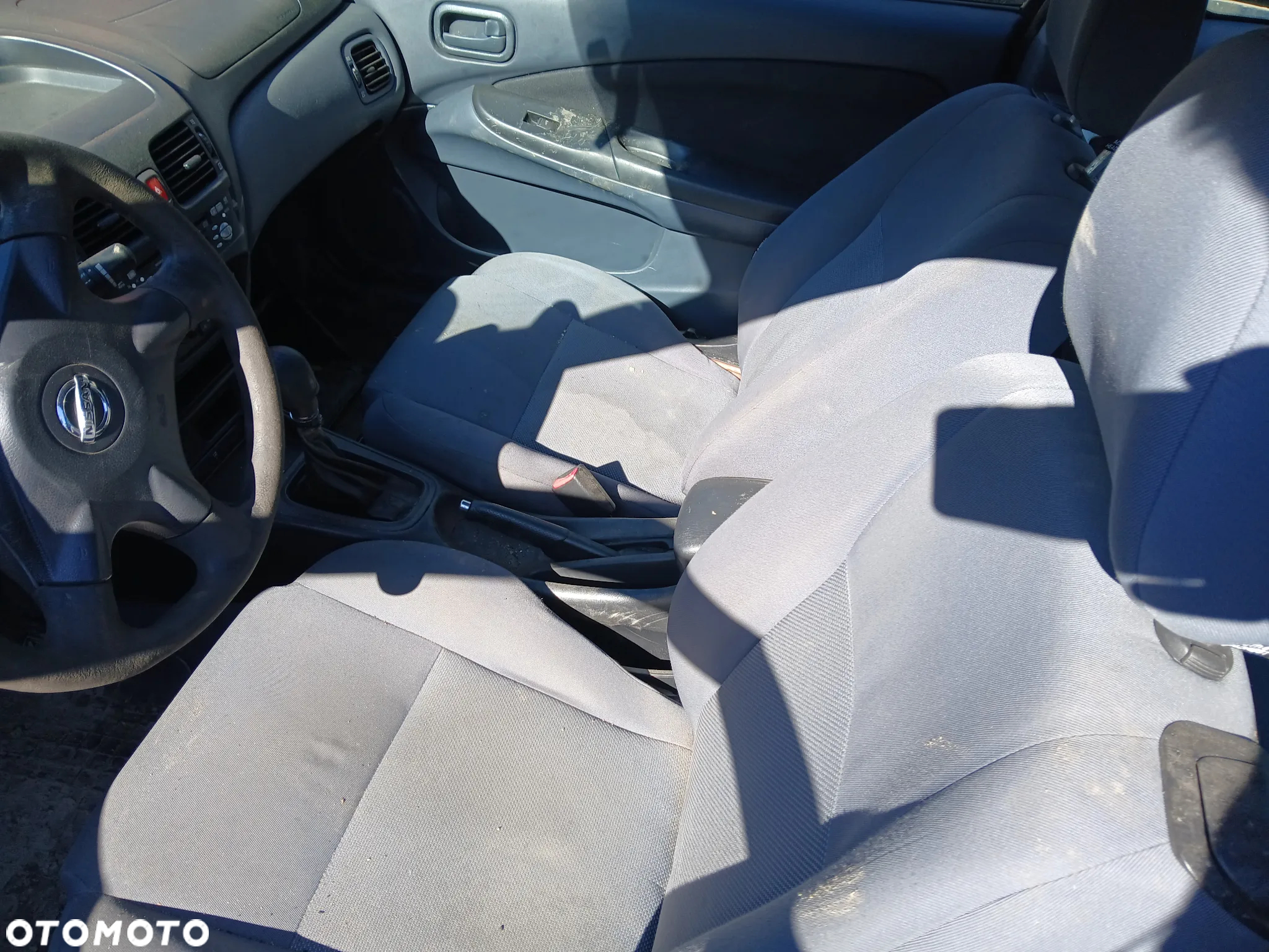 nissan almera N16 fotel fotele kanapa deska kokpit podsufitka boczek boczki klamka podłokietnik - 4