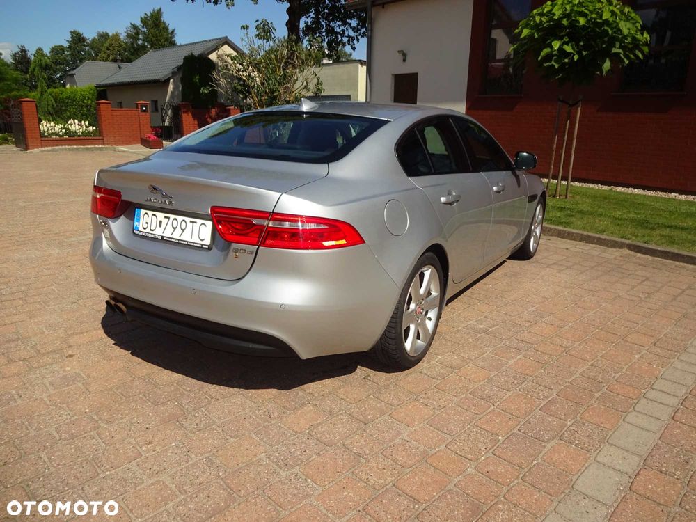 Jaguar XE - 4