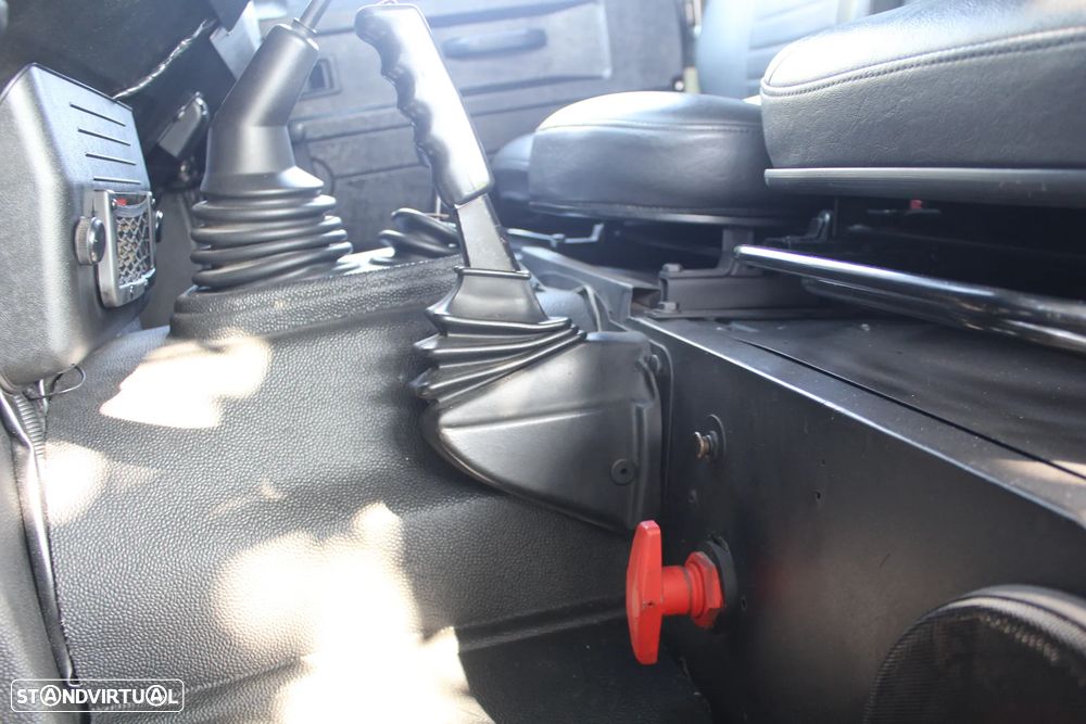 Land Rover Defender 90 2.5 TD5 Metal Top - 19