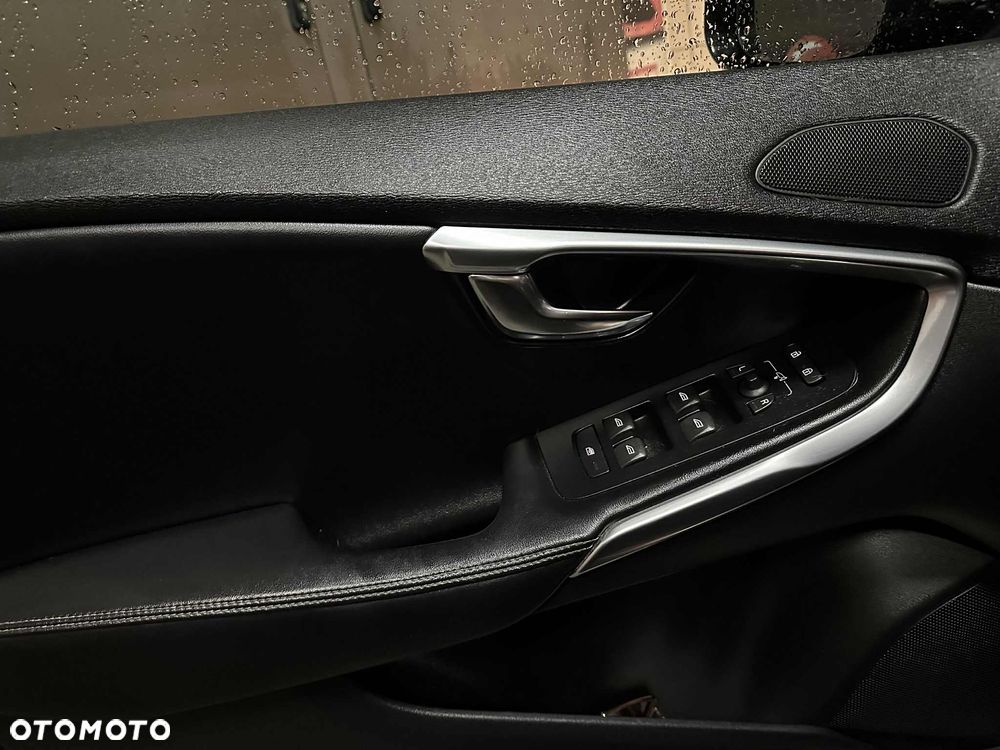 Volvo V40 D4 Drive-E R-Design Momentum - 10