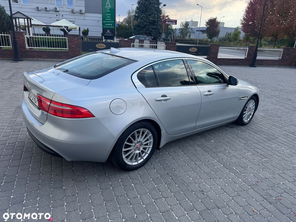 Jaguar XE 2.0 D Prestige - 8