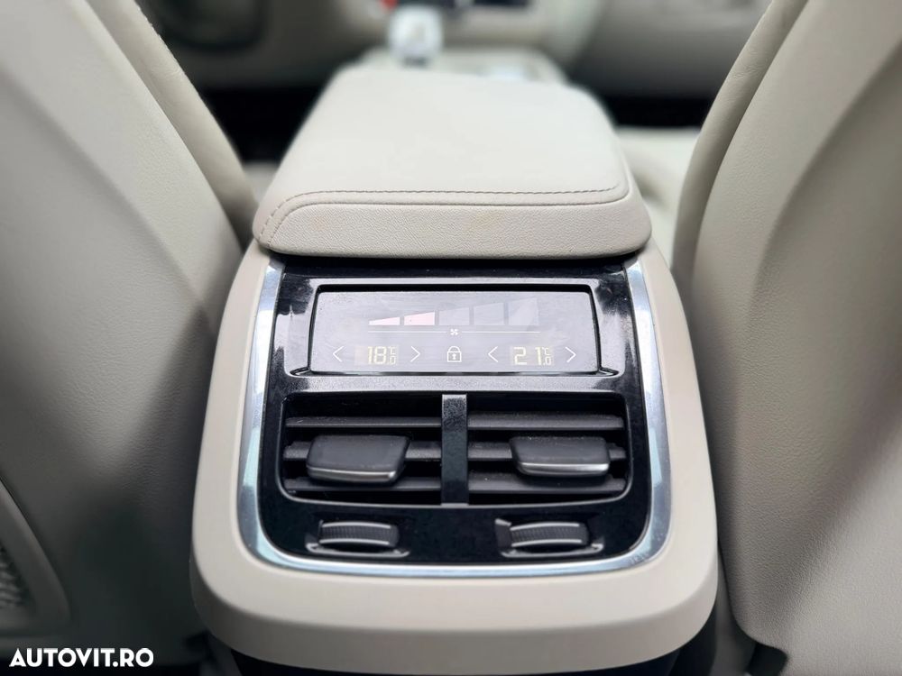 Volvo XC 60 B4 D AWD Ultimate Bright - 19