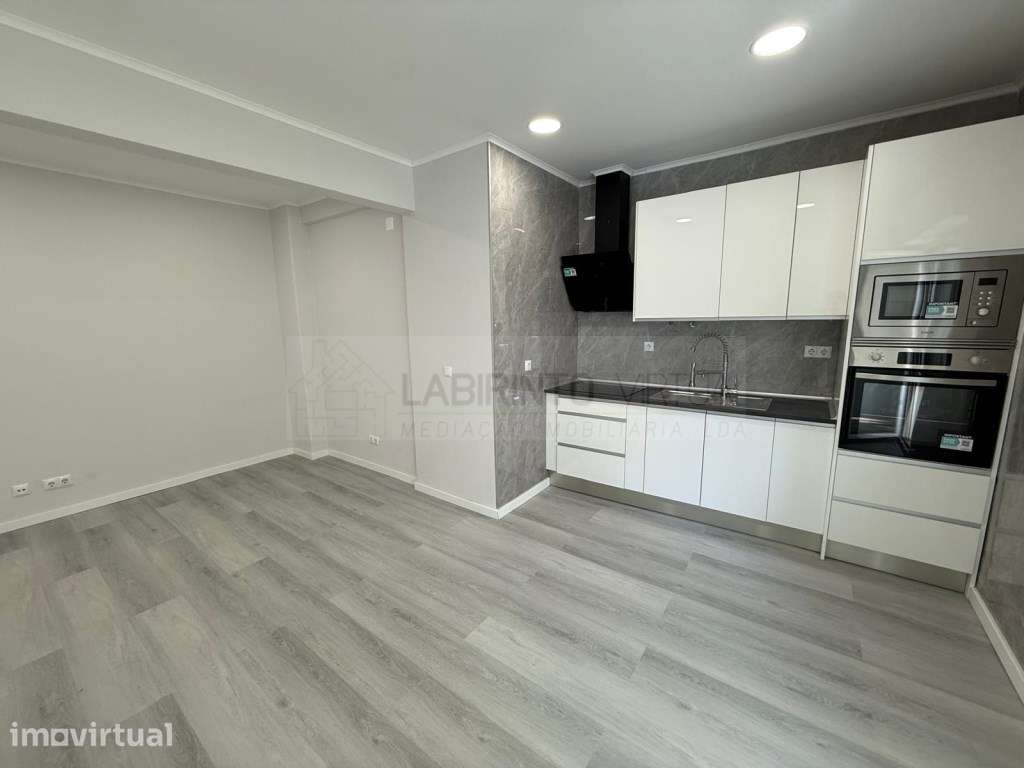 Vede-se T1 remodelado e com marquise, na Venteira - Amadora - Grande imagem: 2/9