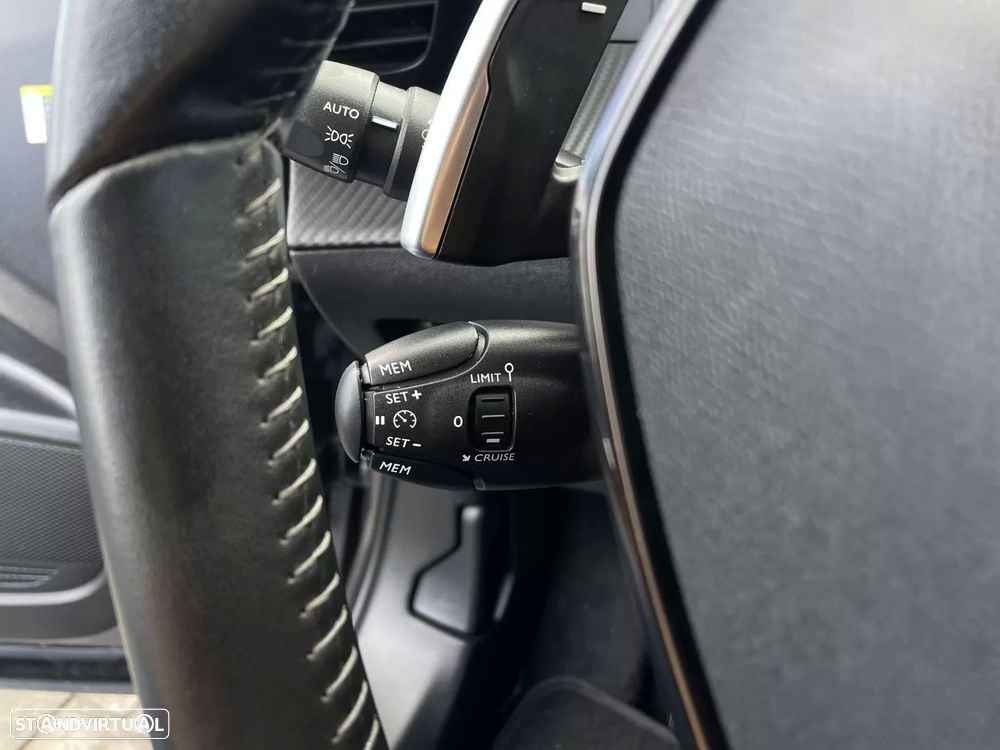 Peugeot 2008 1.2 PureTech Allure EAT8 - 26