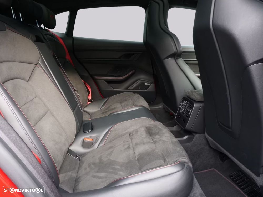 Porsche Taycan Sport Turismo - 26