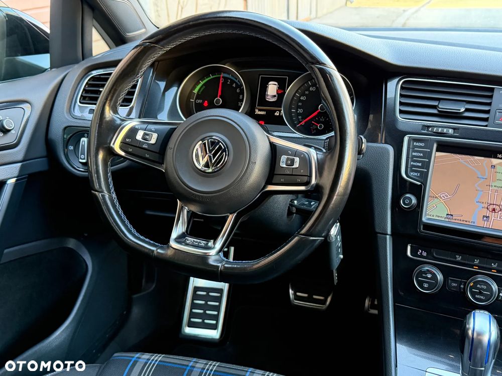 Volkswagen Golf - 24