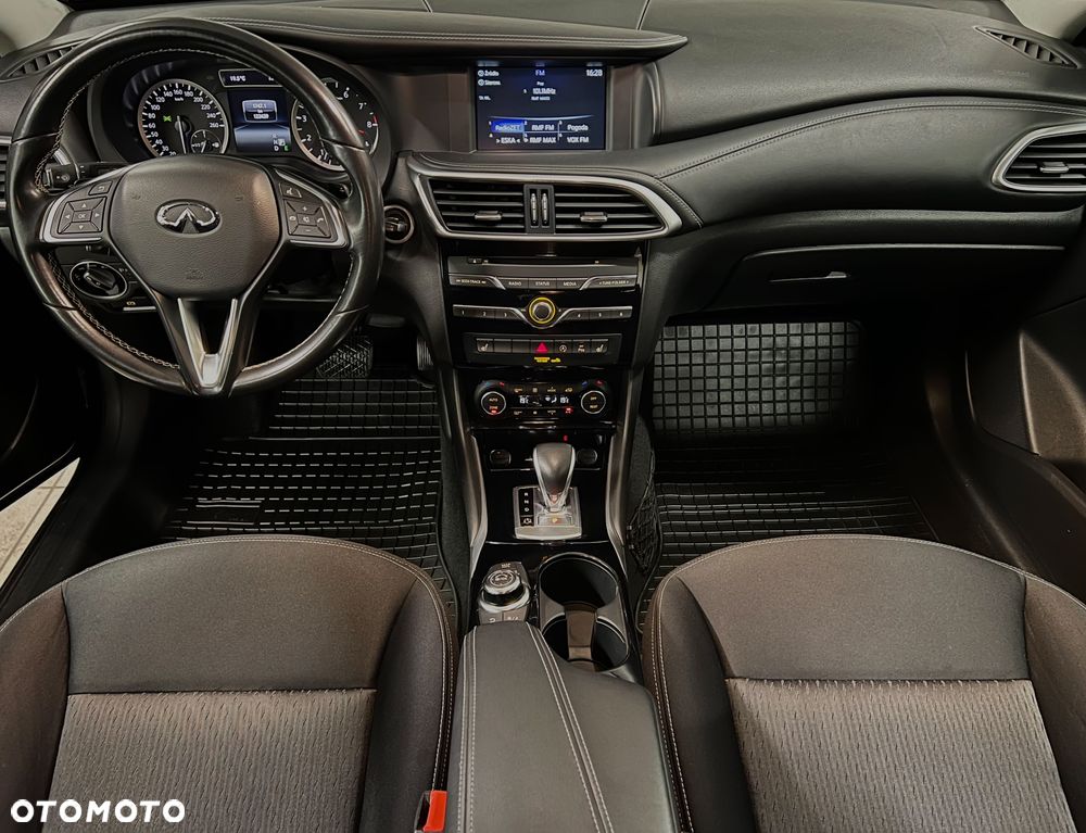 Infiniti Q30 1.6t Premium 7DCT - 23